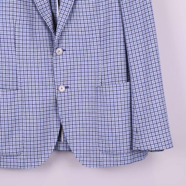 Nedre delen av kavajen med fickor och knappar