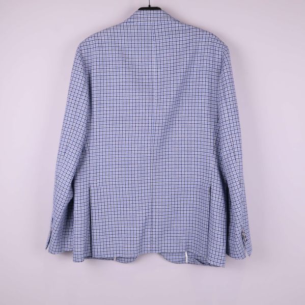 Baksidan av rutmönstrad kavaj i blå toner