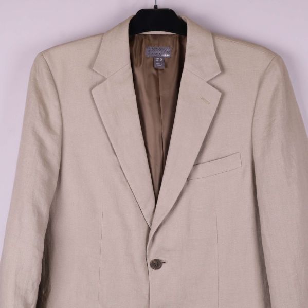 Närbild på krage och axel med synliga sömmar