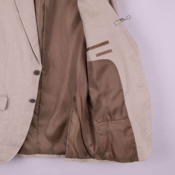 Insidan av kavajen visar brunt foder och innerfickor