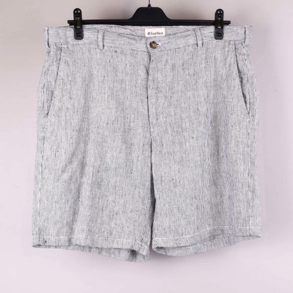 Framsidan av randiga shorts med knappar och fickor