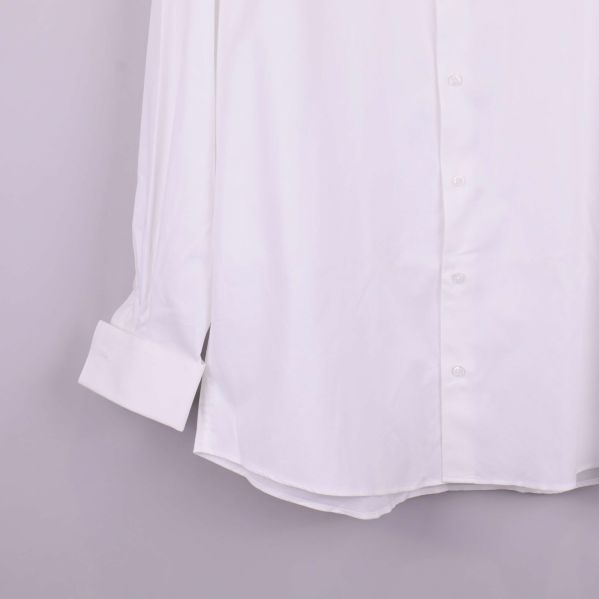 Detalj på skjortans ärmslut och nederkant