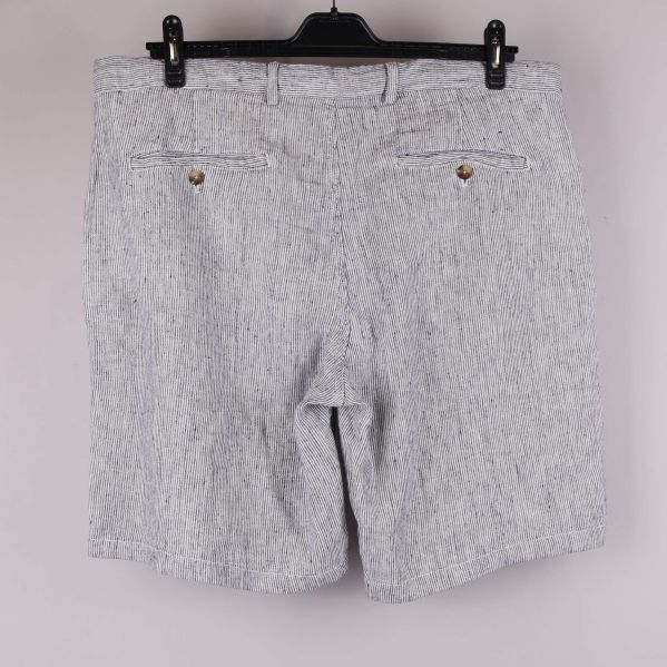 Baksidan av randiga shorts med fickor och knappar