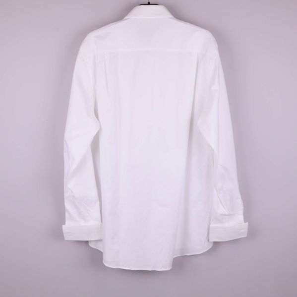 Vit långärmad skjorta sedd bakifrån på galge