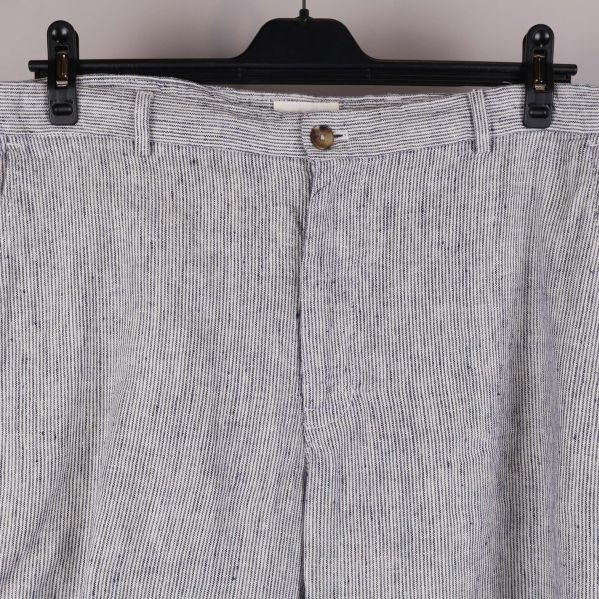 Närbild framsida av randiga shorts med linning och knapp