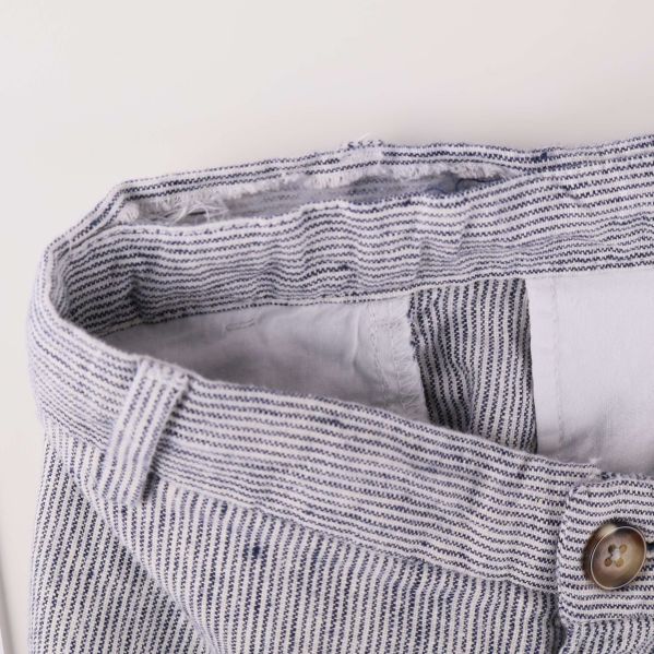 Insidan av linning med tydlig söm och randigt tyg