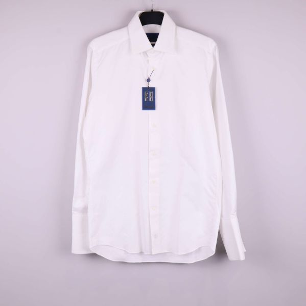 Vit skjorta på galge med tagg framtill