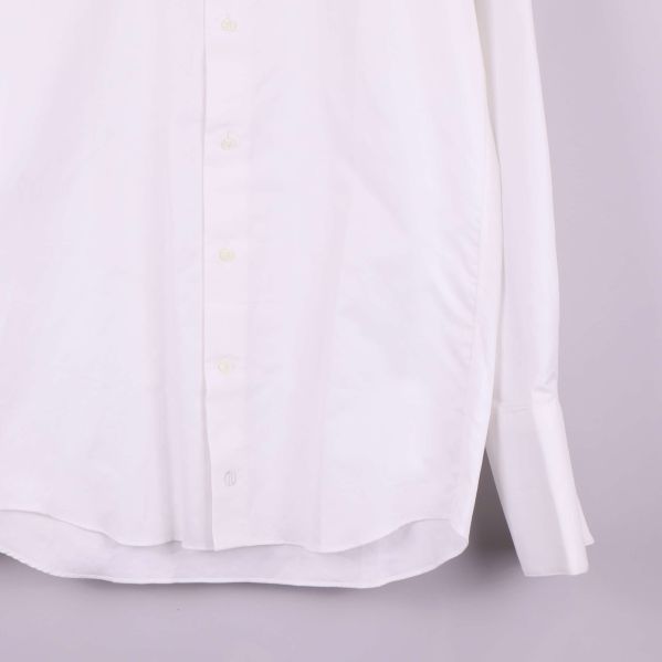 Närbild på skjortans nederdel samt manschett