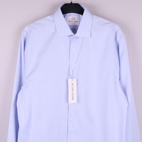 Närbild på skjortans ovandel och knappslå