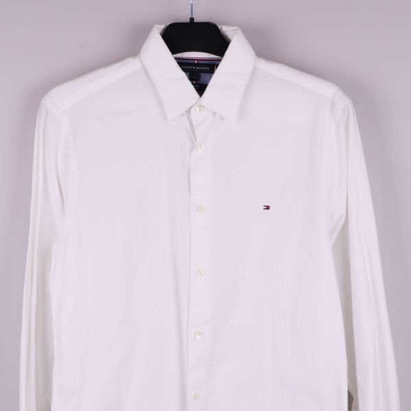 Framsida på skjorta med broderad logga på bröstet