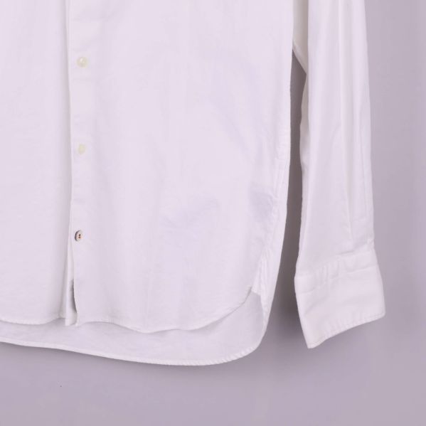 Detalj av nederkant och ärmslut på skjortan