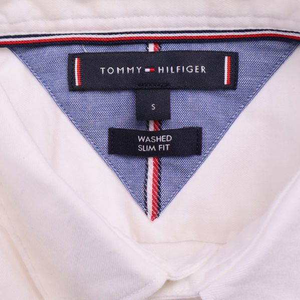 Närbild på Tommy Hilfiger etikett i kragen