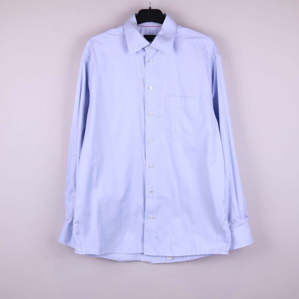 Ljusblå skjorta framifrån med bröstficka och knappar
