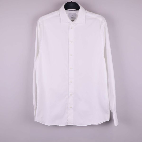 Vit långärmad skjorta på galge framifrån