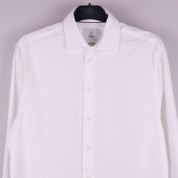 Vit skjorta med knappslå framtill i närbild