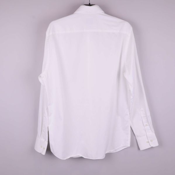 Vit långärmad skjorta bakifrån