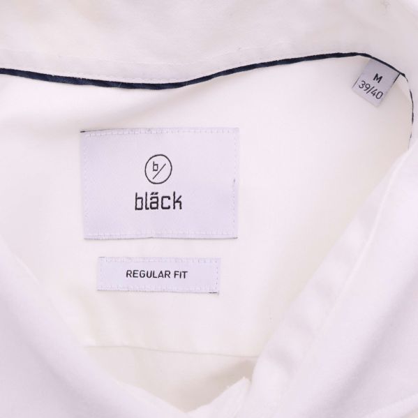 Närbild på bläck-märkt etikett i krage