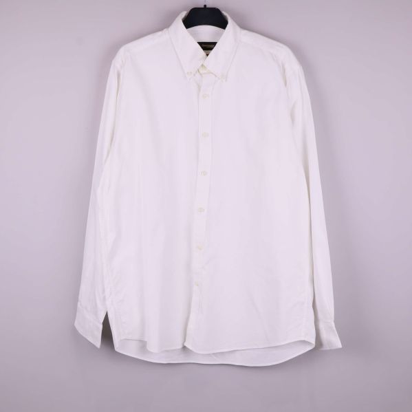 Vit skjorta med lång ärm och klassisk krage framifrån