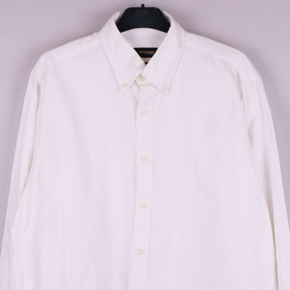 Skjortan i närbild framtill med knappar och krage