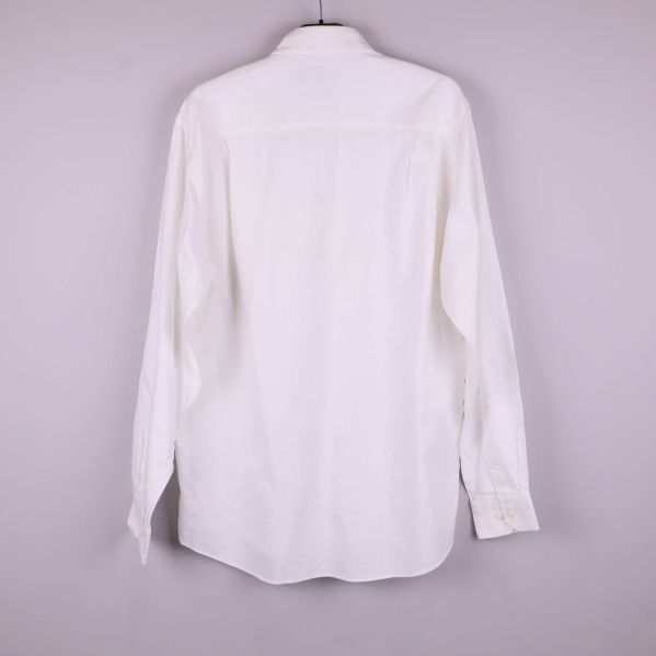 Vit skjorta med lång ärm och ok baktill sedd bakifrån