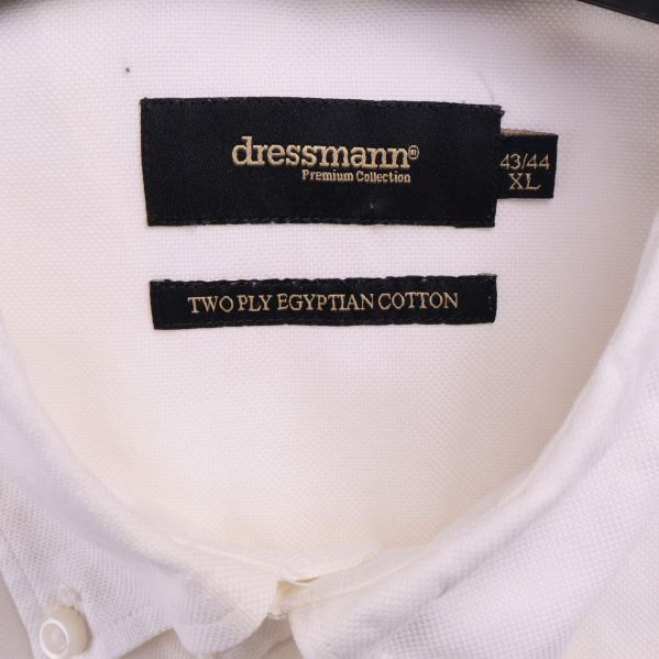 Närbild på etikett med dressmann Premium Collection och Two Ply Egyptian Cotton