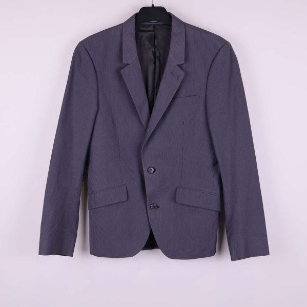 Framsida av randig kavaj på galge, två knappar