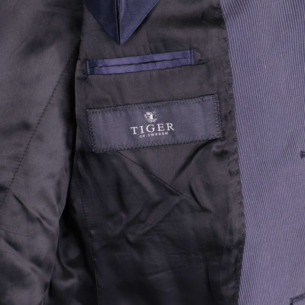 Närbild av innerficka och Tiger of Sweden-etikett