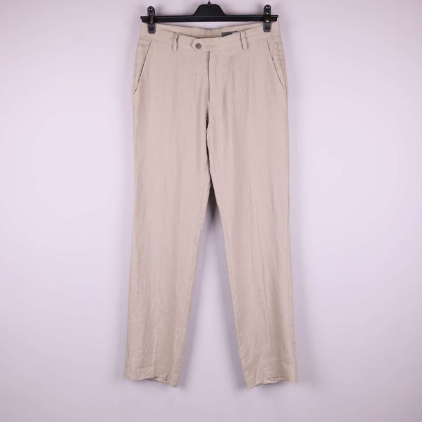 Beiga byxor framifrån med rak passform