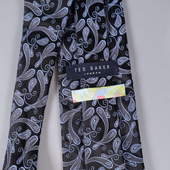 Närbild på Ted Baker-etikett och färgglatt band