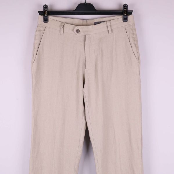 Byxornas midja och fickor i närbild framifrån