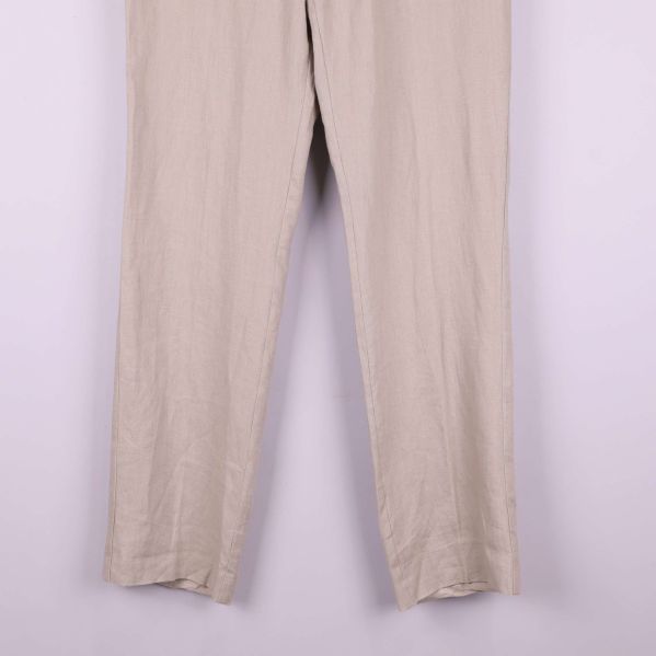 Ben och nederkant av byxorna i beige tyg