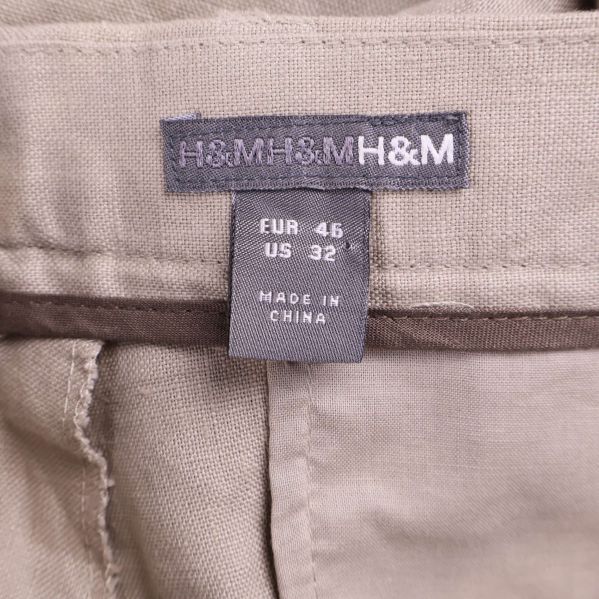 Närbild på H&M etikett och storlekslapp inuti byxorna