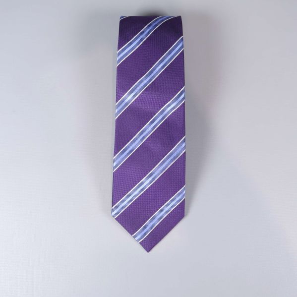 Slips i lila med blå och vita ränder ovanifrån
