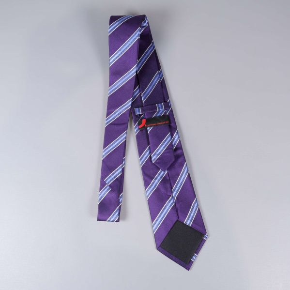 Baksidan av slips med ögla och etikett