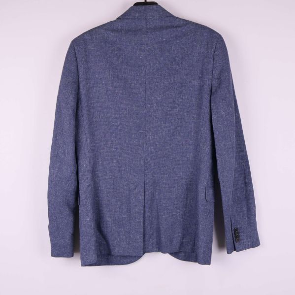 Kavajens baksida visar sömnadsdetaljer och fall