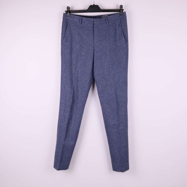 Kostymbyxa i blått tyg framifrån med pressveck