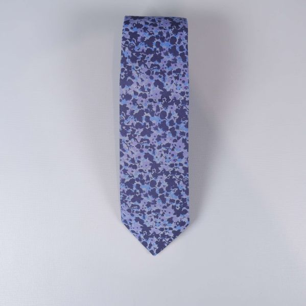 Slips i lila och blått med blommigt mönster ovanifrån