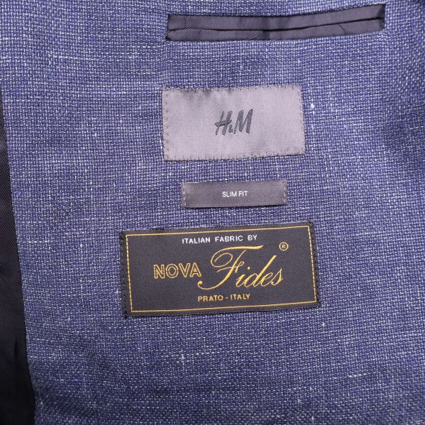 Närbild av inneretiketter med H&M och Nova Fides