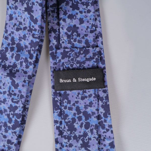 Närbild på etiketten Bruun & Stengade på slipsens baksida