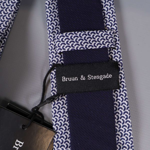 Närbild på etikett med Bruun & Stengade