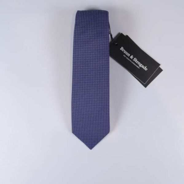 Hel slips i blått rutmönster med märkestag