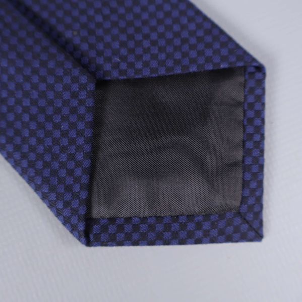 Närbild av spetsen på slipsens baksida