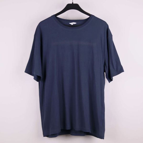 Marinblå t-shirt på galge framifrån