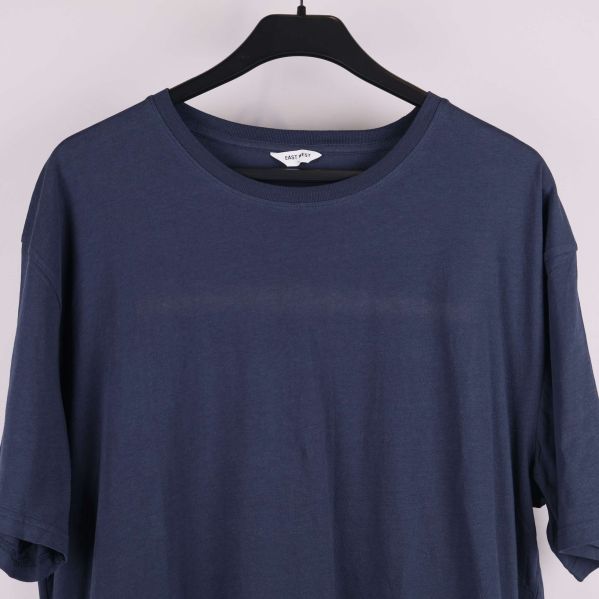 Närbild på t-shirtens hals och axlar i marinblått