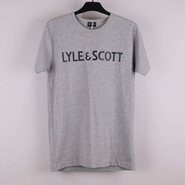Grå t-shirt med Lyle & Scott-tryck framifrån