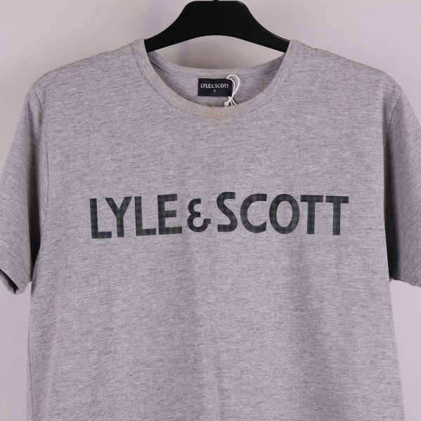 Detaljbild av Lyle & Scott-tryck på bröstet
