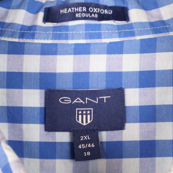 Närbild på GANT-logotyp och storlek 2XL 45/46