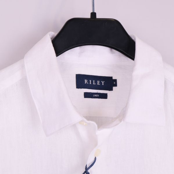 Närbild på krage och etikett med varumärket Riley