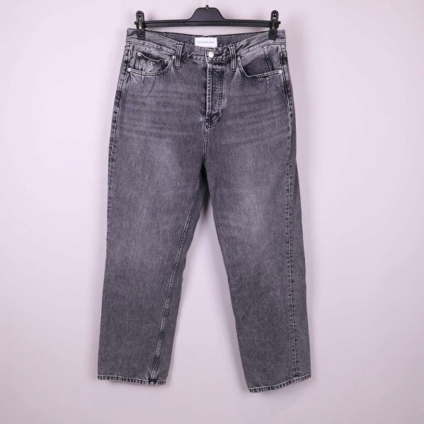 Framsida av raka grå jeans på galge