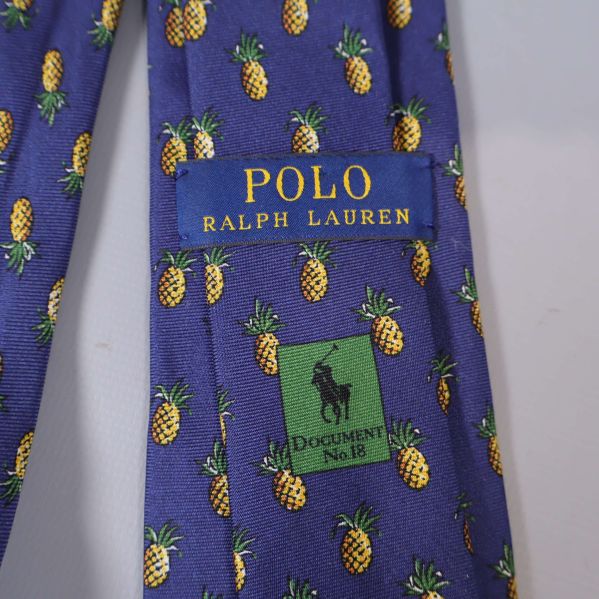 Närbild på logotyp Polo Ralph Lauren på slips